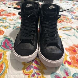 Nike  blazzers Black and White High-Top Sneakers